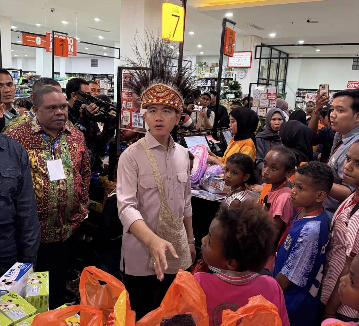 Peringati Hari Kartini, Gibran Ajak Mama Papua Belanja di Supermarket