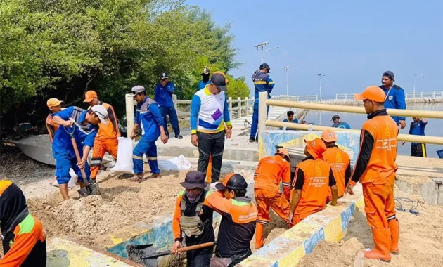 Petugas gabungan Jakbar bersihkan saluran penghubung Jembatan Lima