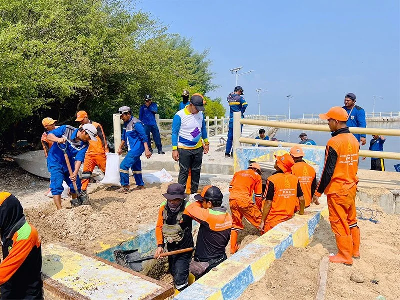 Petugas gabungan Jakbar bersihkan saluran penghubung Jembatan Lima