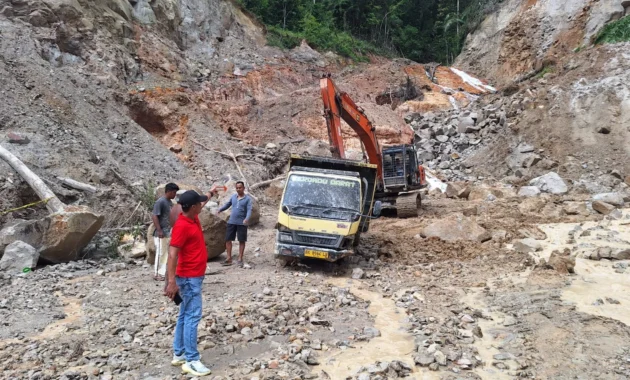 Polisi Olah TKP Empat Pekerja Tewas di Jakarta Selatan Polisi Olah TKP Empat Pekerja Tewas di Jakarta Selatan