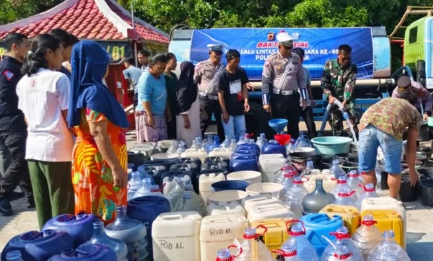 Polres Natuna Salurkan 8.000 Liter Air Bersih ke Kampung Nelayan
