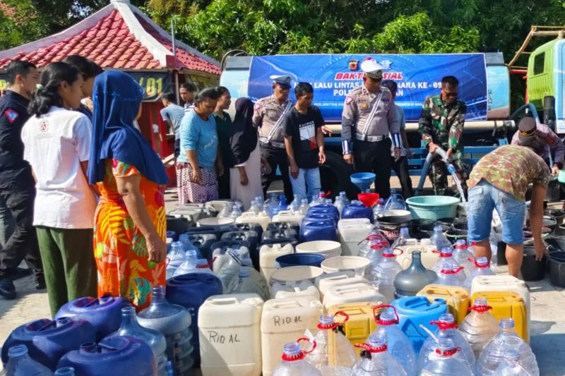 Polres Natuna Salurkan 8.000 Liter Air Bersih ke Kampung Nelayan