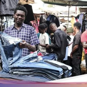 Potret Hiruk-Pikuk Pasar Pakaian Bekas di Pantai Gading