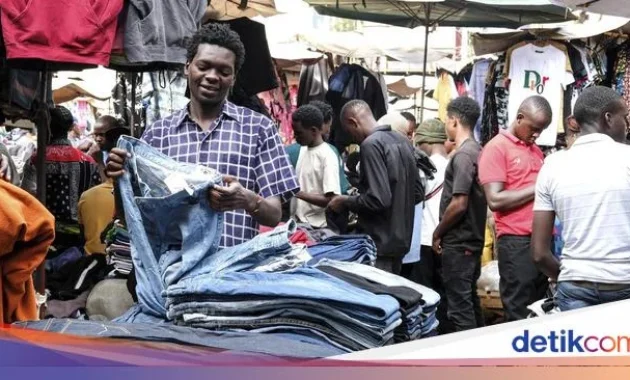 Potret Hiruk-Pikuk Pasar Pakaian Bekas di Pantai Gading