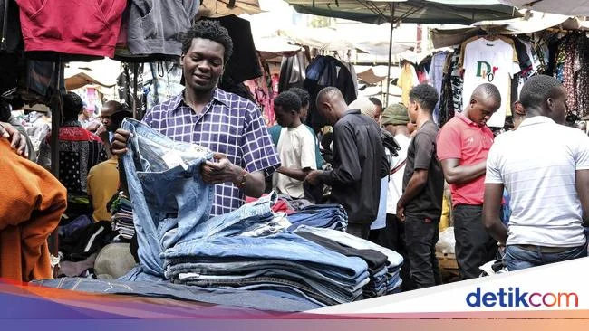 Potret Hiruk-Pikuk Pasar Pakaian Bekas di Pantai Gading