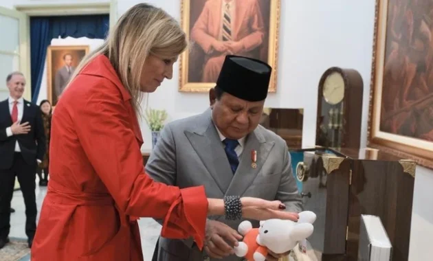 Prabowo Hadiahi Presiden Korea Selatan Baju Khusus untuk Bobby