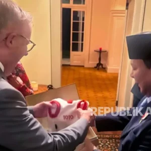 Prabowo Kejut Presiden Korea Selatan Lee dengan Hadiah Baju untuk Anjing Peliharaannya