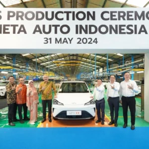 Presiden Resmikan Pabrik Perakitan Baru, Janji Sedan Listrik Massal 2028