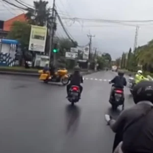 Pria Diduga TNI Bentrok Polisi Usai Terobos Lampu Merah, Video Viral Pecah di Media Sosial