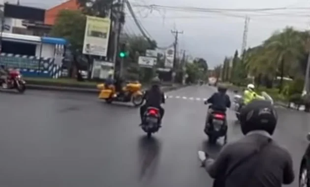 Pria Diduga TNI Bentrok Polisi Usai Terobos Lampu Merah, Video Viral Pecah di Media Sosial