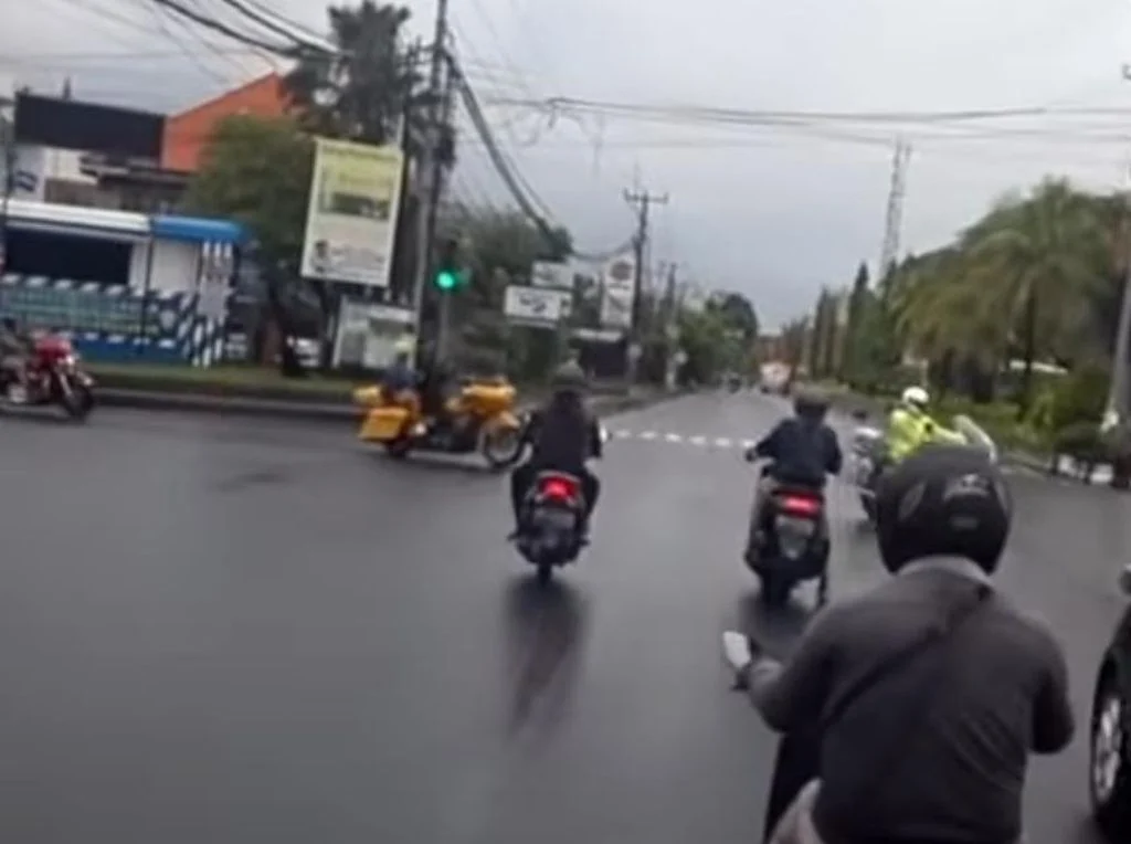 Pria Diduga TNI Bentrok Polisi Usai Terobos Lampu Merah, Video Viral Pecah di Media Sosial