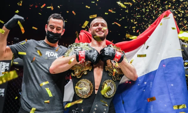 Price Atasi Pineiro, Pertahankan Tiga Sabuk Juara Dunia