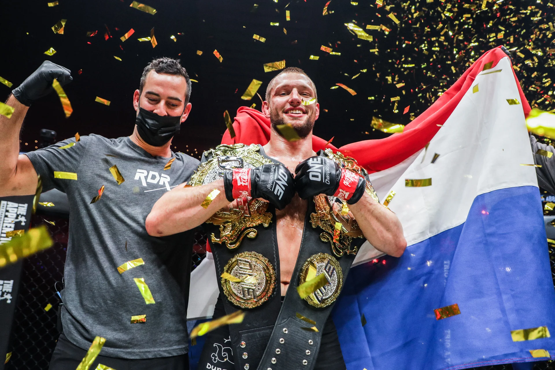 Price Atasi Pineiro, Pertahankan Tiga Sabuk Juara Dunia