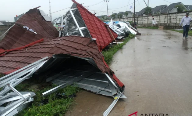 Puting Beliung Rusak 27 Rumah di Bekasi Puting Beliung Rusak 27 Rumah di Bekasi