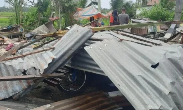 Puting Beliung Rusak 27 Rumah di Kabupaten Bekasi Puting Beliung Rusak 27 Rumah di Kabupaten Bekasi