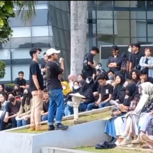 Ratusan Mahasiswa dan Koalisi Masyarakat Sipil Gelar Demo di Mahkamah Konstitusi Tuntut Pengusutan Tuntas Kasus Penyiraman Air Keras pada Andrie Yunus