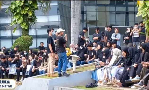 Ratusan Mahasiswa dan Koalisi Masyarakat Sipil Gelar Demo di Mahkamah Konstitusi Tuntut Pengusutan Tuntas Kasus Penyiraman Air Keras pada Andrie Yunus