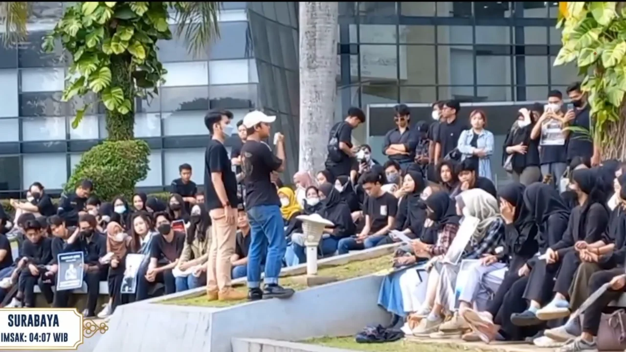 Ratusan Mahasiswa dan Koalisi Masyarakat Sipil Gelar Demo di Mahkamah Konstitusi Tuntut Pengusutan Tuntas Kasus Penyiraman Air Keras pada Andrie Yunus