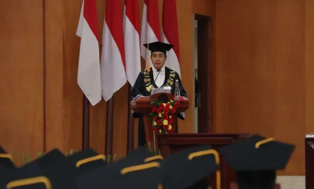Rektor UT Apresiasi Wisudawan di Korea, Sementara UT Amerika Raih Prestasi Penelitian dan Kontroversi Gaji Pelatih