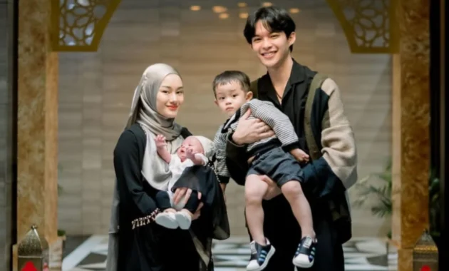 Rey Mbayang dan Dinda Hauw Nikmati Slow Living di Kebun Kampung: 9 Momen Tenang Bersama Keluarga Rey Mbayang dan Dinda Hauw Nikmati Slow Living di Kebun Kampung: 9 Momen Tenang Bersama Keluarga