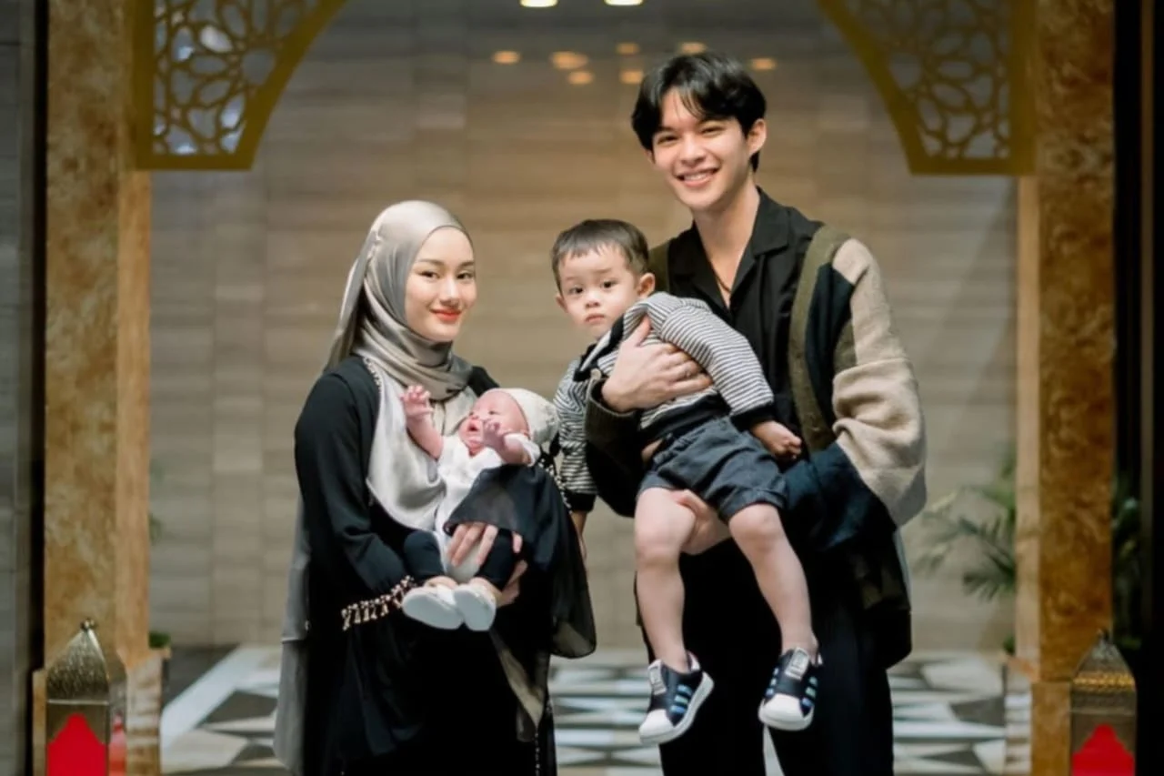 Rey Mbayang dan Dinda Hauw Nikmati Slow Living di Kebun Kampung: 9 Momen Tenang Bersama Keluarga