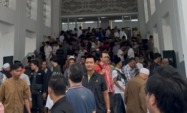 Ribuan Jemaah Pulang ke Al‑Aqsa: Salat Jumat Perdana yang Menggugah Emosi Setelah 40 Hari Penutupan