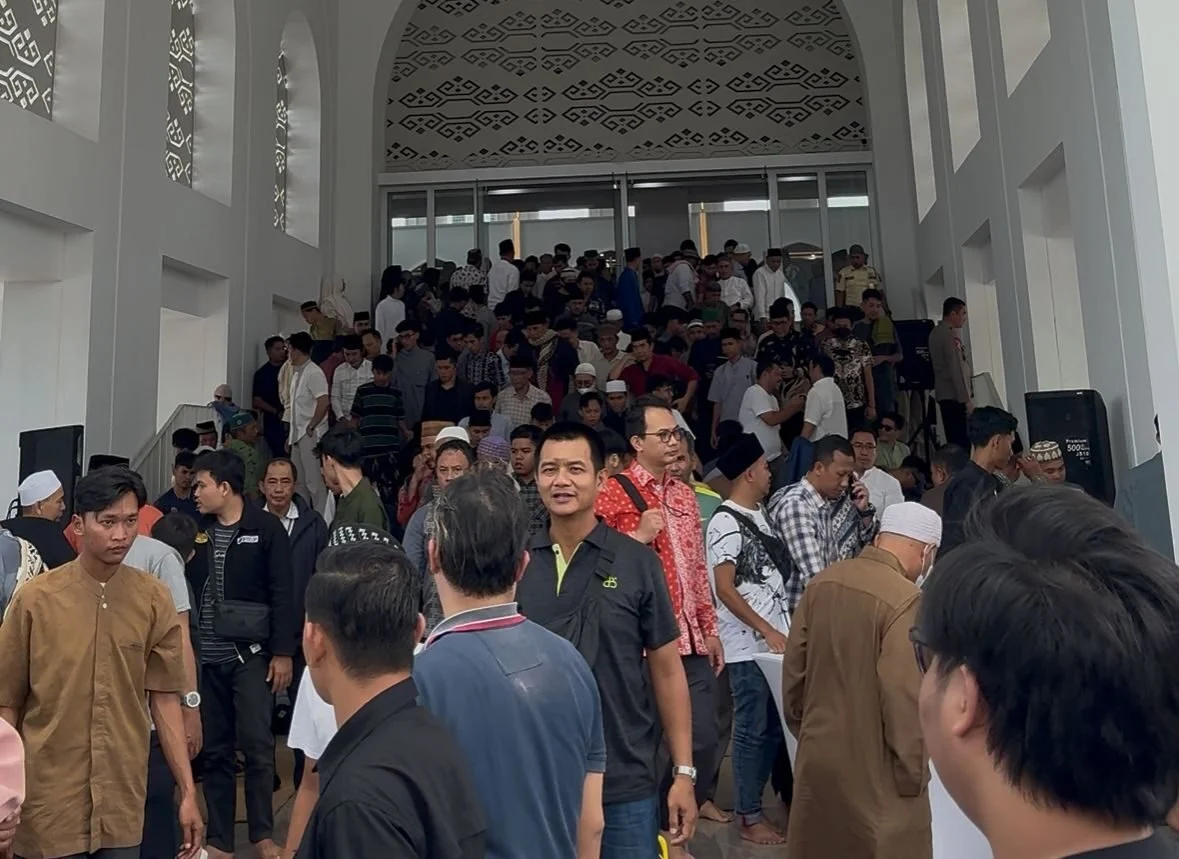 Ribuan Jemaah Pulang ke Al‑Aqsa: Salat Jumat Perdana yang Menggugah Emosi Setelah 40 Hari Penutupan