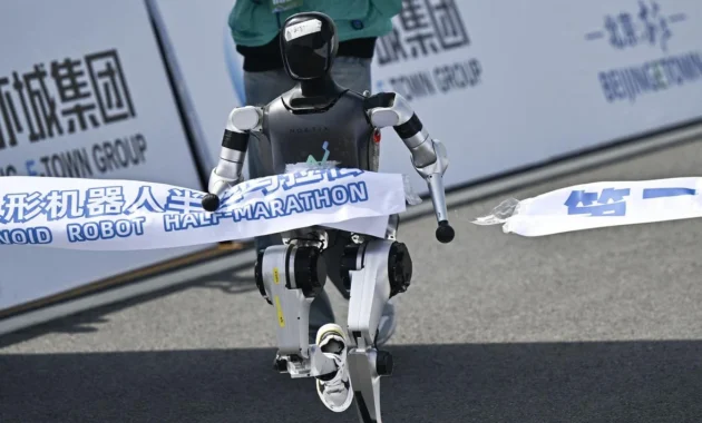 Robot humanoid berlomba dalam half marathon di Beijing