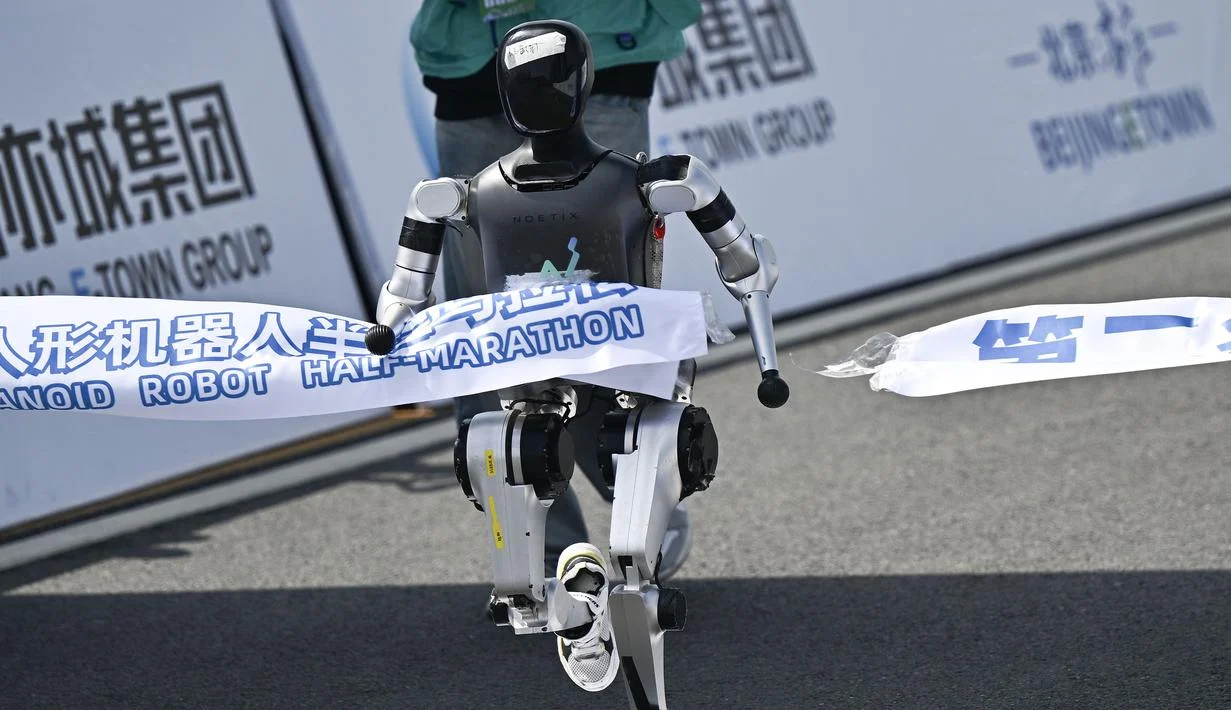 Robot humanoid berlomba dalam half marathon di Beijing