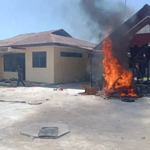 Rumah Diduga Milik Bandar Narkoba Dibakar Setelah Laporan Diabaikan, Polda Riau Pecat Anggota