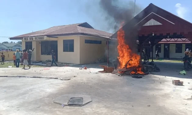 Rumah Diduga Milik Bandar Narkoba Dibakar Setelah Laporan Diabaikan, Polda Riau Pecat Anggota