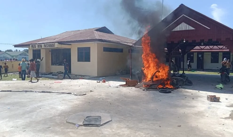 Rumah Diduga Milik Bandar Narkoba Dibakar Setelah Laporan Diabaikan, Polda Riau Pecat Anggota