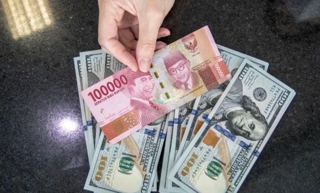 Rupiah Anjlok ke Rp17.188/USD, Airlangga Tegaskan Mata Uang Asia Lain Juga Tertekan