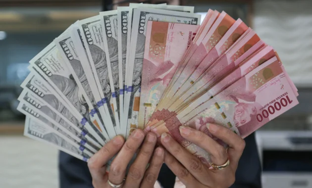 Rupiah Terus Melemah: Kurs Dolar AS Tembus Rp17.200, Ini Penyebabnya!