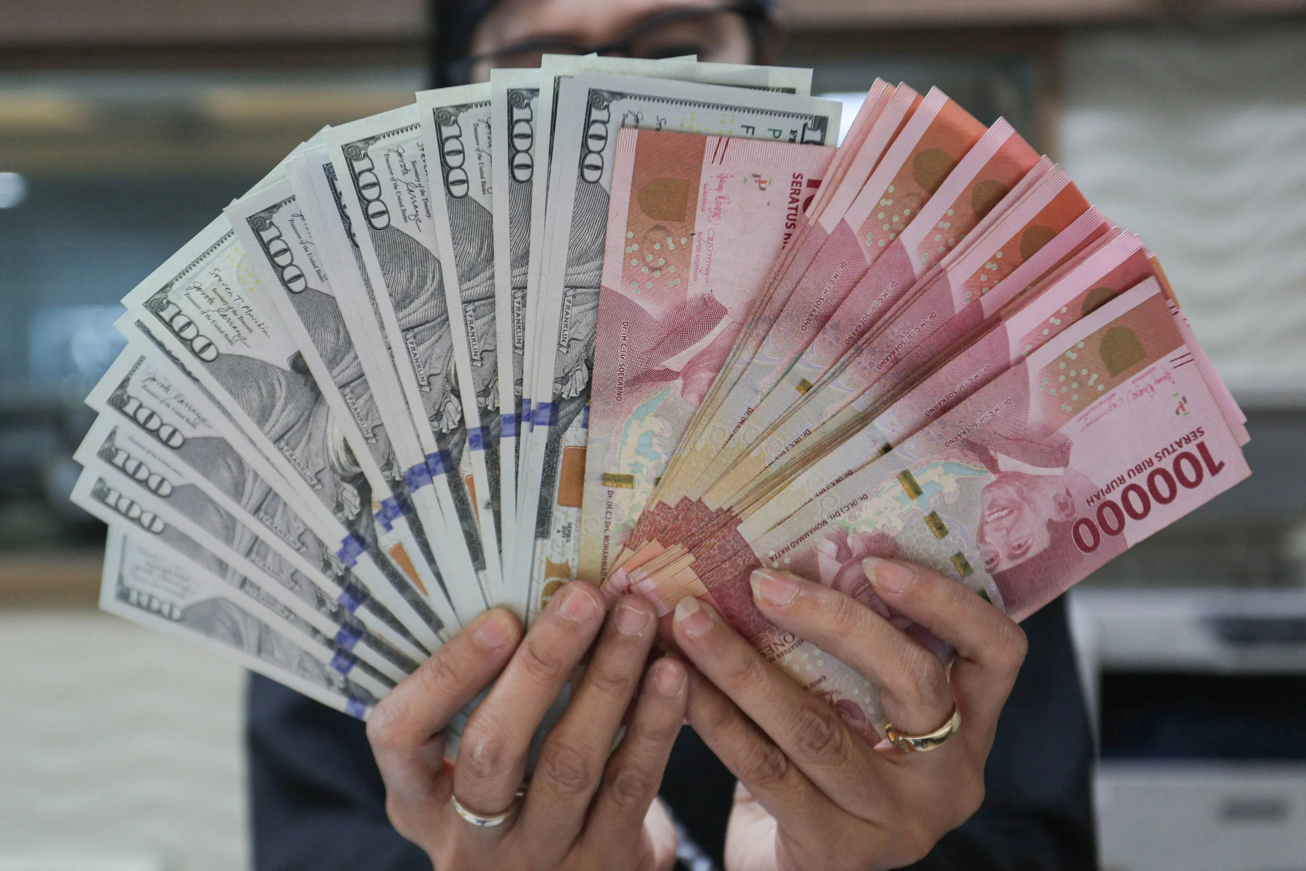 Rupiah Terus Melemah: Kurs Dolar AS Tembus Rp17.200, Ini Penyebabnya!