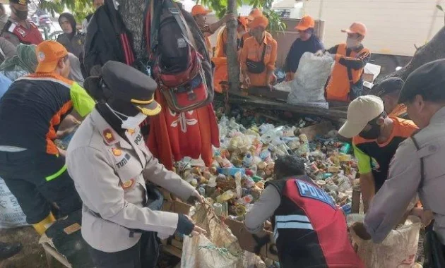 Sampah di TPS Kramat Jati Mengalir ke Kali, Warga Khawatir Banjir