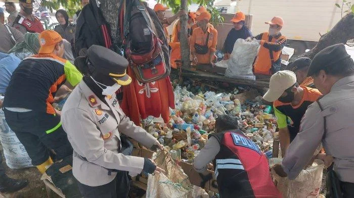 Sampah di TPS Kramat Jati Mengalir ke Kali, Warga Khawatir Banjir