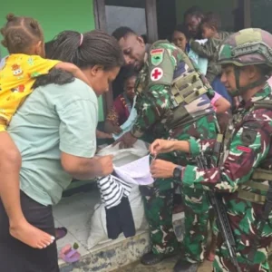 Satgas Yonif 136/TS Pererat Hubungan Sosial lewat Pembagian Pakaian Layak Pakai di Tingginambut
