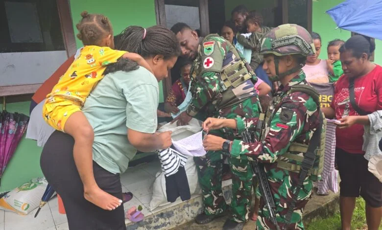 Satgas Yonif 136/TS Pererat Hubungan Sosial lewat Pembagian Pakaian Layak Pakai di Tingginambut