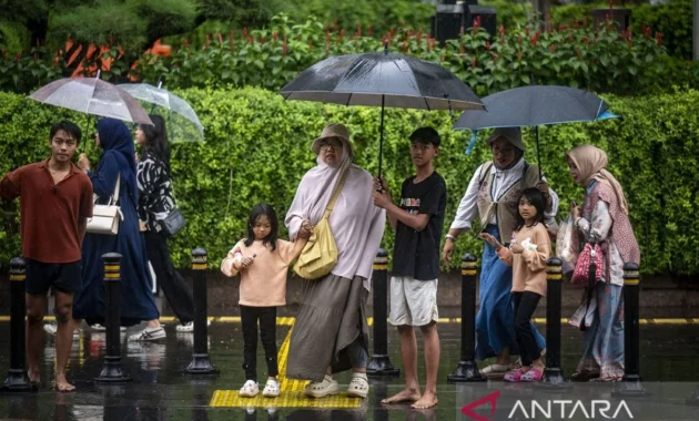 Sediakan payung, Jakarta diprakirakan diguyur hujan siang dan sore