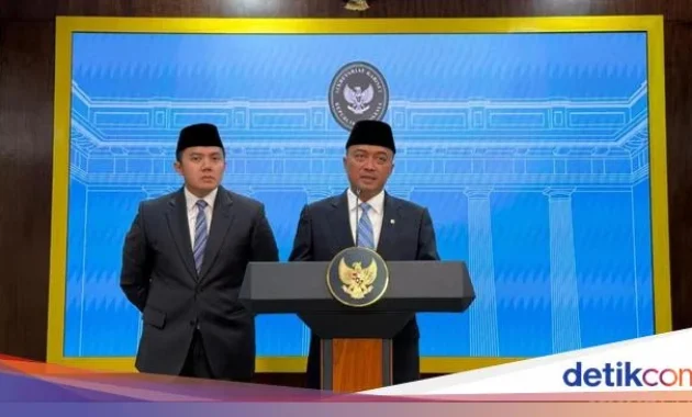 Seksab Teddy Ungkap Rencana Reshuffle Kabinet: "Tunggu, Pak Presiden Akan Ceritakan Semua!" Seksab Teddy Ungkap Rencana Reshuffle Kabinet: "Tunggu, Pak Presiden Akan Ceritakan Semua!"