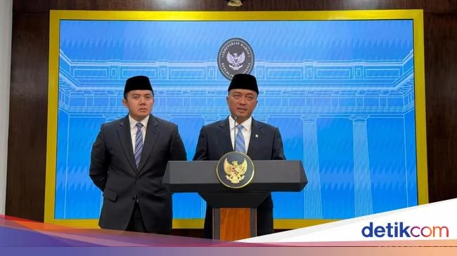 Seksab Teddy Ungkap Rencana Reshuffle Kabinet: "Tunggu, Pak Presiden Akan Ceritakan Semua!"