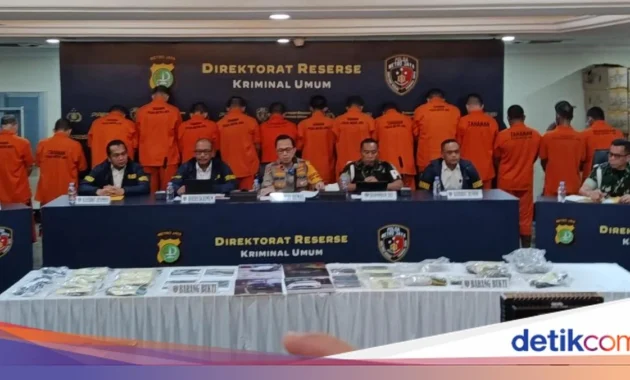 Seragam Dinas Terdakwa Pembunuhan Kacab Bank Disorot Hakim Seragam Dinas Terdakwa Pembunuhan Kacab Bank Disorot Hakim