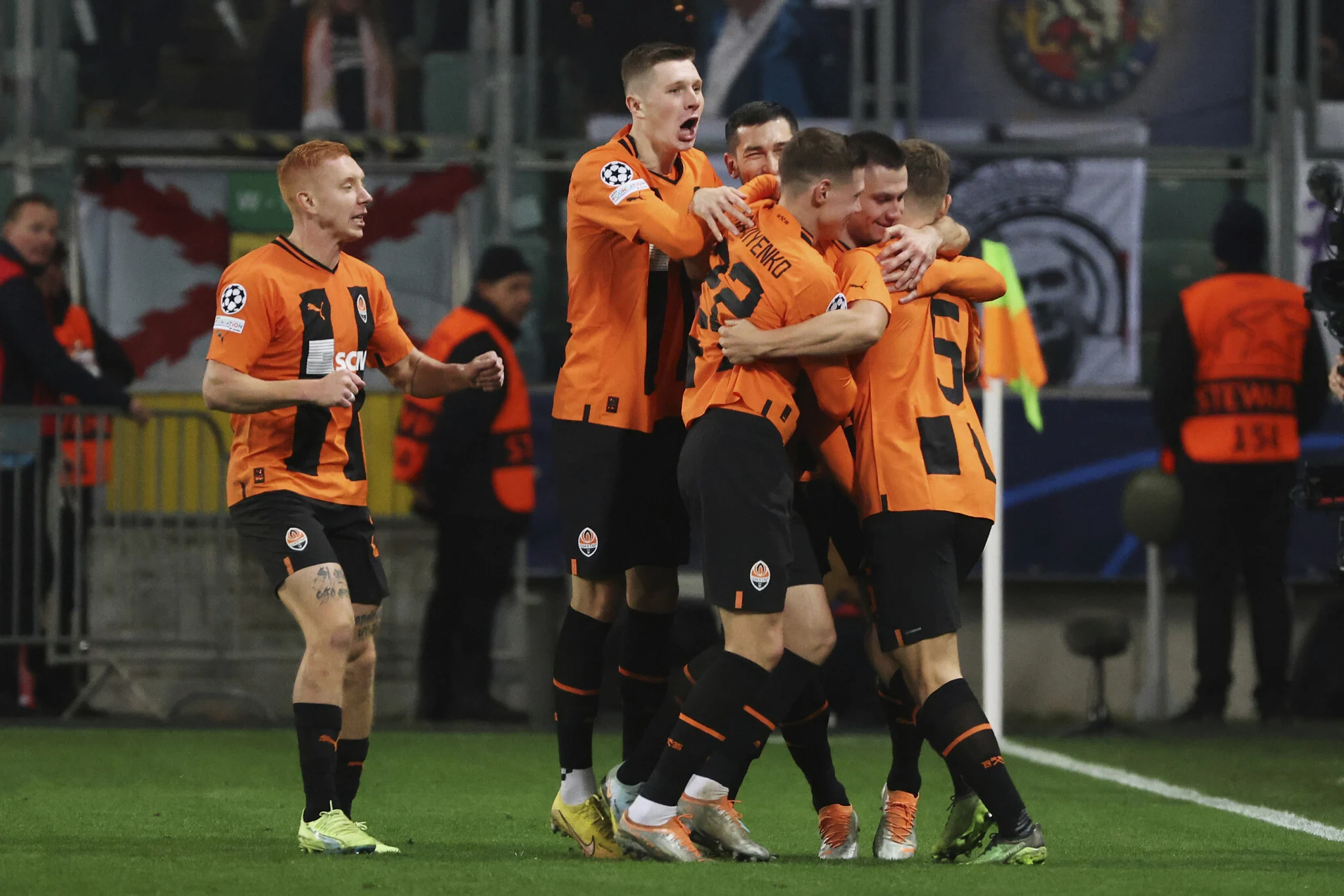 Shakhtar Donetsk vs AZ Alkmaar: Duel Panas di Konferensi Liga dan Dampak Bisnis Rinat Akhmetov