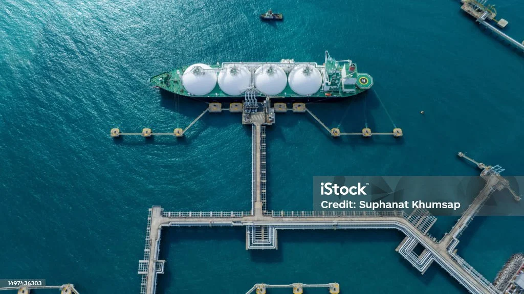 Shell Guncang Pasar: Peringatan CEO, Lonjakan Harga Minyak, dan Lompatan Besar di LNG serta EV Charging