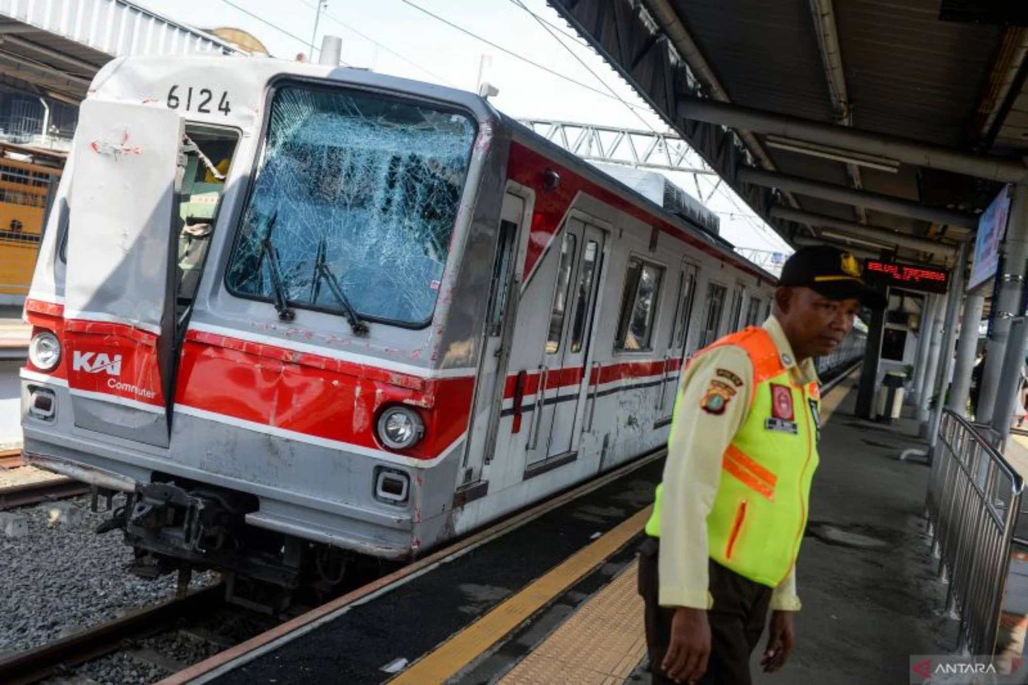 Sinyal Error Picu Kecelakaan Kereta vs KRL di Bekasi? Ini Tanggapan Menhub Dudy