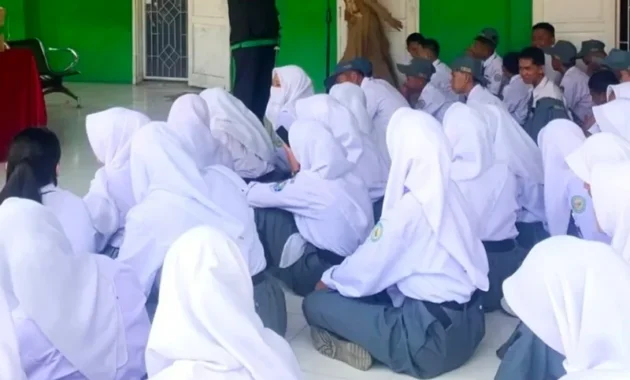 Siswa Acungkan Jari Tengah pada Guru di Purwakarta, Respon Mendikdasmen Abdul Muti