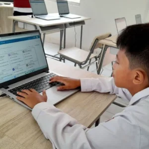Siswa Sekolah Rakyat Blora Diberi Laptop untuk Pembelajaran Digital