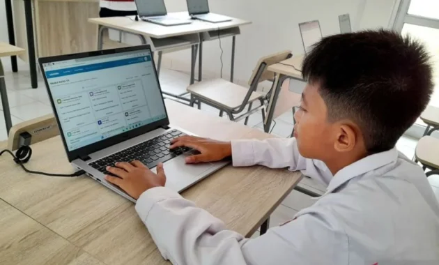 Siswa Sekolah Rakyat Blora Diberi Laptop untuk Pembelajaran Digital