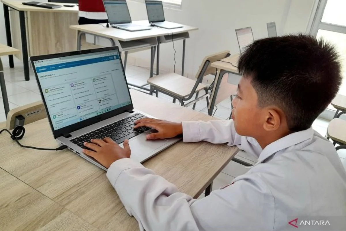 Siswa Sekolah Rakyat Blora Diberi Laptop untuk Pembelajaran Digital
